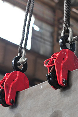 Application of CDH vertical plate clamp in lifting and handling steel plates in steel mills